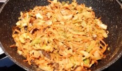 Aziatisch gekruide spitskool met shiitake en prei uit de wok. Erg lekker en gezond.