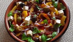 Tomaten-paprikasalade met witte kaas en ansjovisdressing