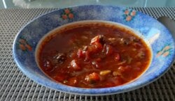 Goed gevulde Italiaanse tomatensoep met gehakt