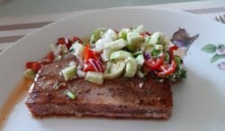 Oosters gemarineerde tonijnsteak, gegrild en opgediend met een heerlijke frisse salsa