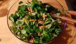 Veldsla met gebakken champignons, walnoten en oude kaas