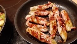 Witlofrolletjes in bacon met appelstroop