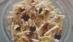 Witlofsalade met druiven, walnoten en geitenkaas. Lekker en gezond.