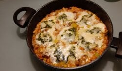 Italiaanse witte bonenschotel met pesto en mozzarella
