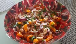 Salade van witte bonen met tonijn, paprika en rode ui