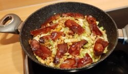 Witte bonen in tomatensaus met gebakken spitskool en spek