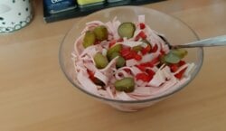 Zoet-zure vleeswarensalade met paprika, ui en augurkjes