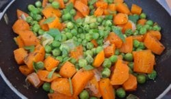 Groenteschotel met wortel, doperwtjes en prei
