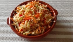 Wortel-witte koolsalade met een Aziatische dressing