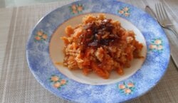 Aziatische wortelstamppot met aardappel en pittige gebakken uien