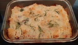 Snelle Scandinavische ovenschotel met zalmfilet, aardappel en tomaat