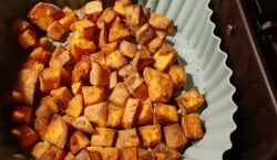Gekruide zoete aardappelblokjes uit de airfryer