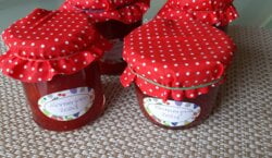 Half zoete Zomerjam met aardbeien, nectarines, perziken en limoncello