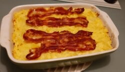 Laagjesschotel zuurkool met appel, rookworst, aardappelpuree en bacon