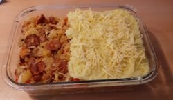 Zuurkoolschotel met appel, chorizo en paprika