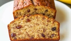 Smeuïg bananenbrood met rozijnen en walnoten