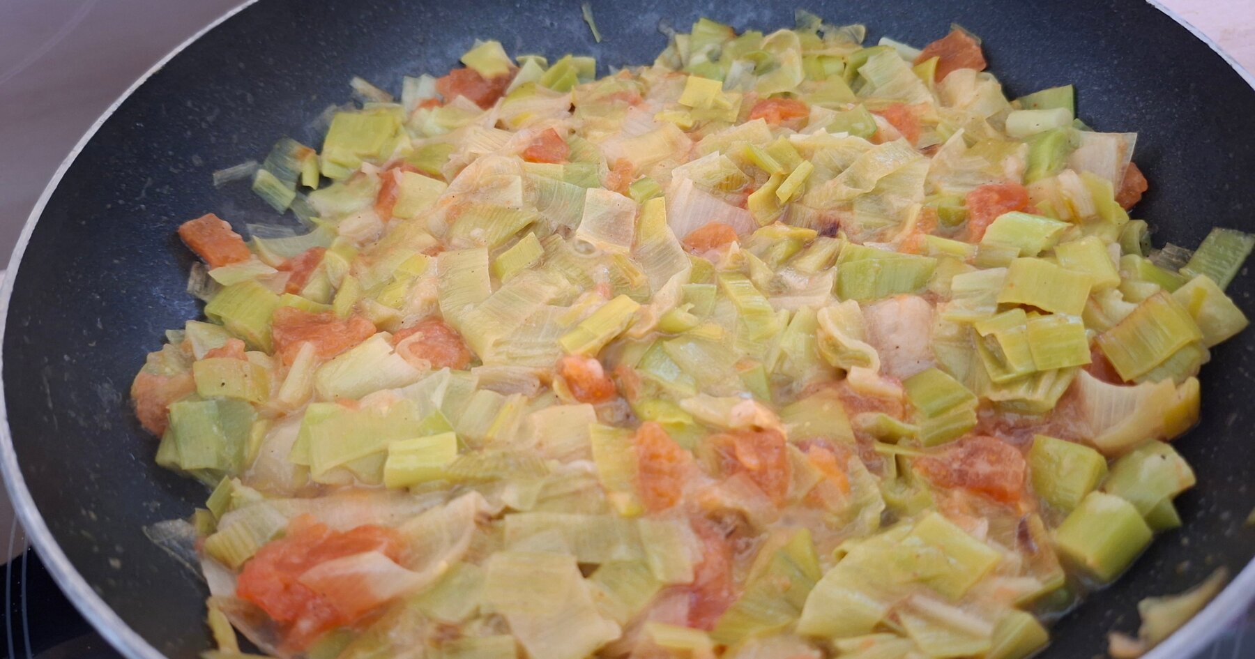 Gestoofde prei met tomaat recept | eetse
